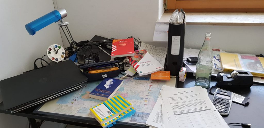 Beispielbild von einem Schreibtisch, wie ihn der Prüfungsangst-Typ "Argentum nitricum" haben könnte.