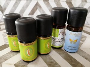 Ansicht einiger Aromaöle, die oft bei Blasenentzündung eingesetzt werden.