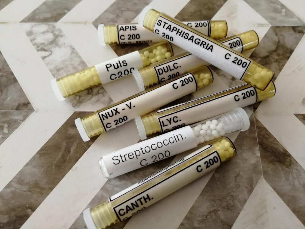 Ansicht einiger homöopathischer Mittel, die oft bei Blasenentzündung verwendet werden.